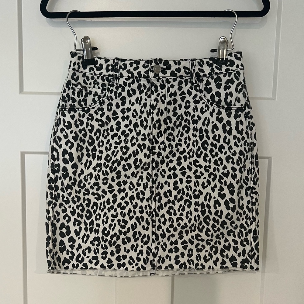 &Denim H&M White and Black Leopard Print Denim Skirt Size 6